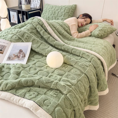Plaid MILA Vert – Polaire Douce à Motifs Cœur en Relief