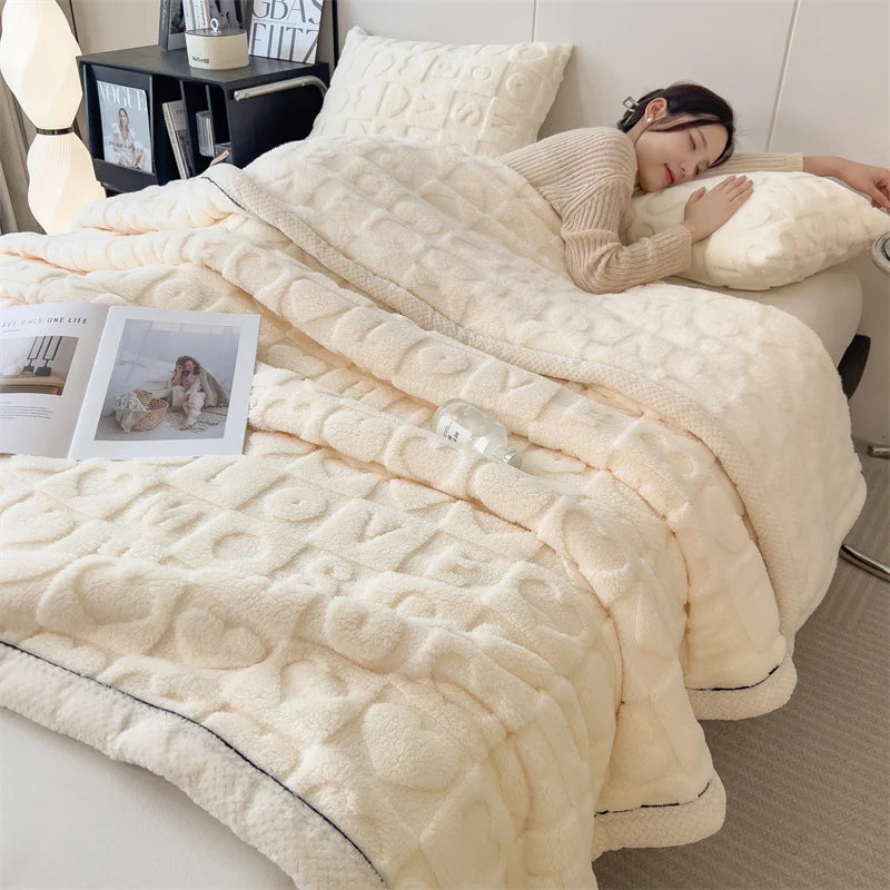 Plaid MILA Beige – Polaire Douce à Motifs Cœur en Relief
