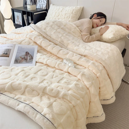 Plaid MILA Beige – Polaire Douce à Motifs Cœur en Relief