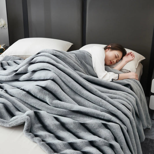 Plaid ROMY Gris – Fausse Fourrure Moelleuse à Relief Rayé