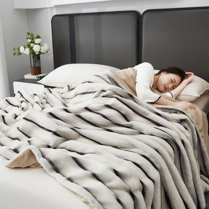 Plaid ROMY Blanc – Fausse Fourrure Moelleuse à Relief Rayé