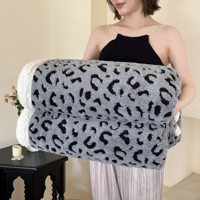 Plaid ZOÉ Gris – Polaire Douce à Motif Léopard