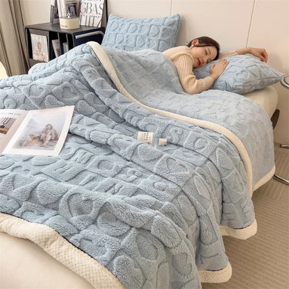 Plaid MILA Bleu – Polaire Douce à Motifs Cœur en Relief