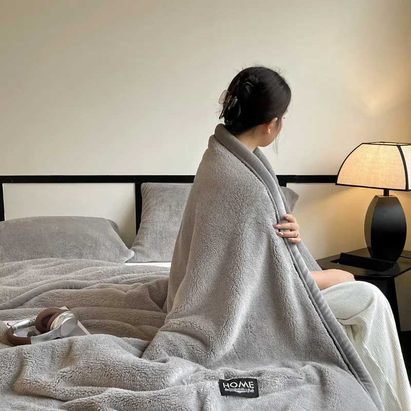 Plaid ELLA Gris – Polaire Douce et Moelleuse Unie