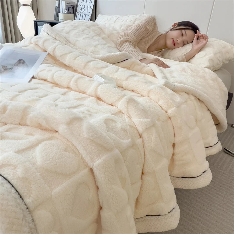 Plaid MILA Beige – Polaire Douce à Motifs Cœur en Relief