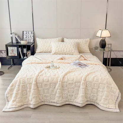 Plaid MILA Beige – Polaire Douce à Motifs Cœur en Relief