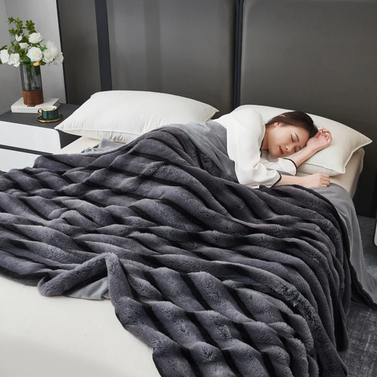 Plaid ROMY Anthracite – Fausse Fourrure Moelleuse à Relief Rayé