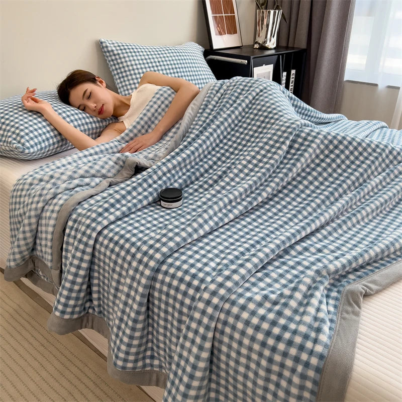 Plaid LOU Brume – Velours Doux à Petits Carreaux