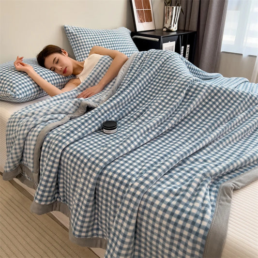 Plaid LOU Brume – Velours Doux à Petits Carreaux