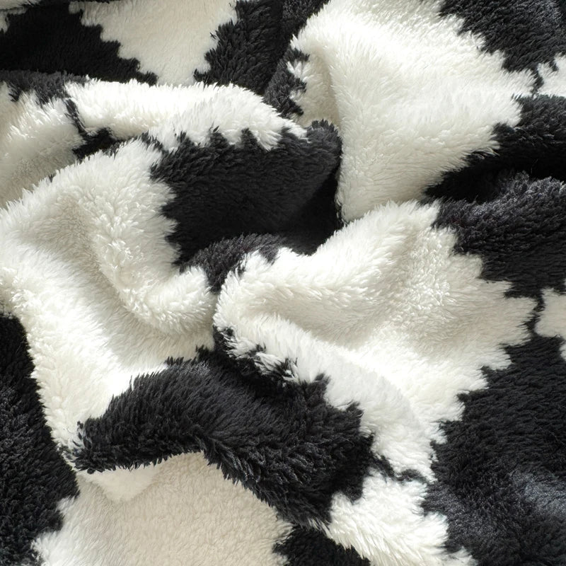 Plaid AVA Noir – Polaire Douce à Carreaux