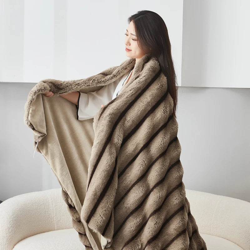 Plaid ROMY Café – Fausse Fourrure Moelleuse à Relief Rayé