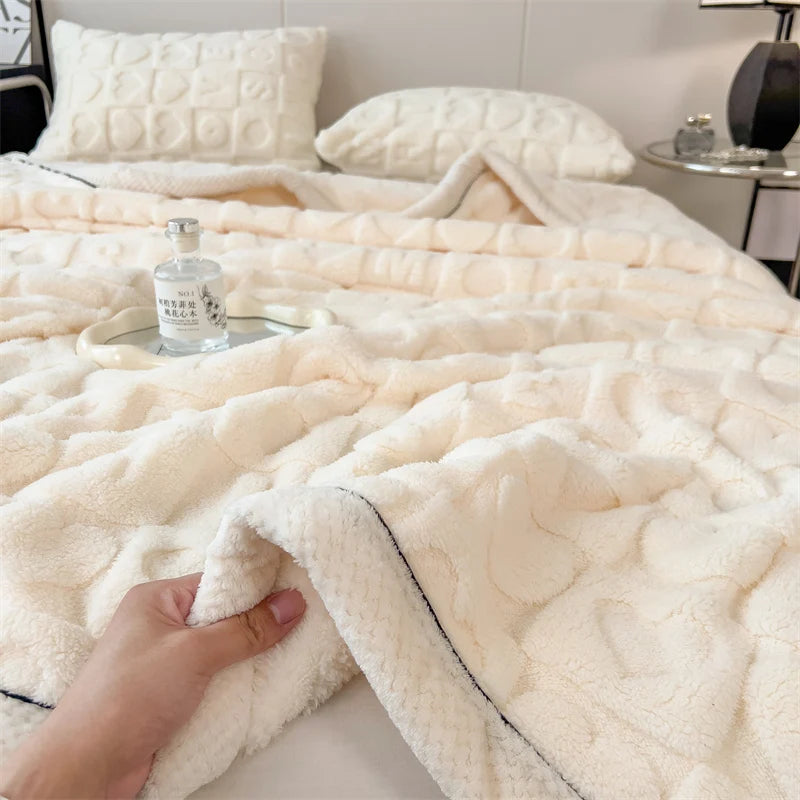 Plaid MILA Beige – Polaire Douce à Motifs Cœur en Relief