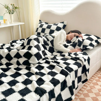 Plaid AVA Noir – Polaire Douce à Carreaux
