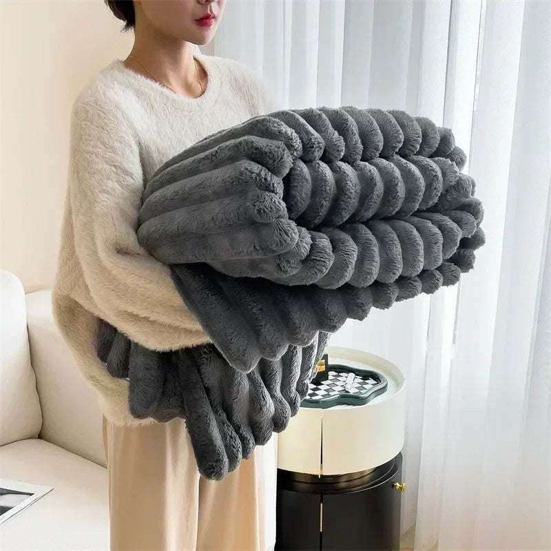 Plaid LOVA Gris – Fausse Fourrure Côtelée Douce et Épaisse
