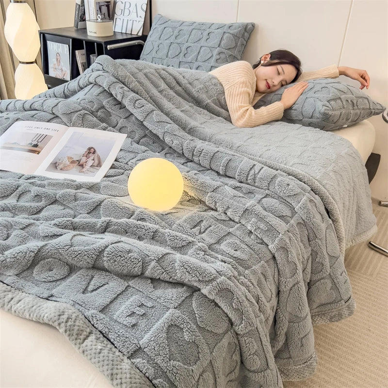 Plaid MILA Gris – Polaire Douce à Motifs Cœur en Relief