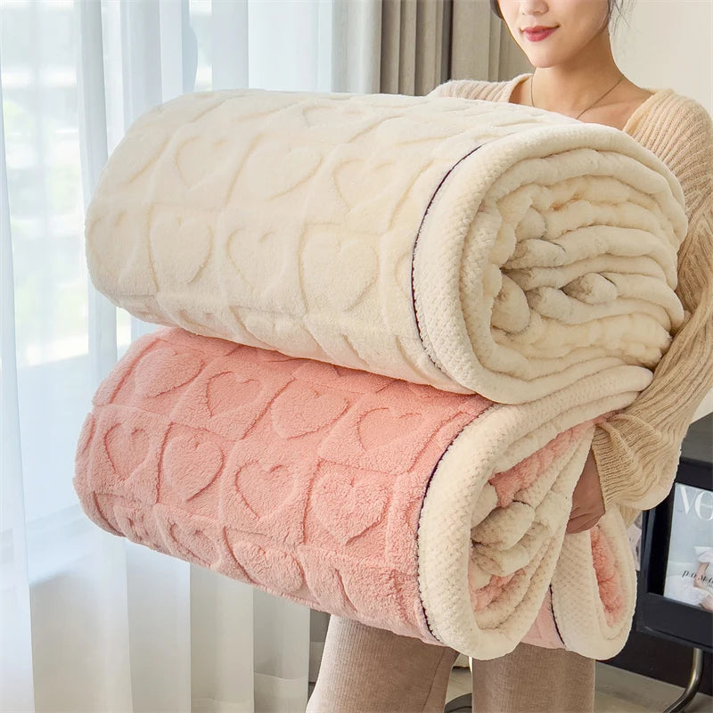 Plaid MILA Beige – Polaire Douce à Motifs Cœur en Relief