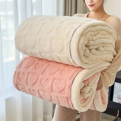 Plaid MILA Beige – Polaire Douce à Motifs Cœur en Relief