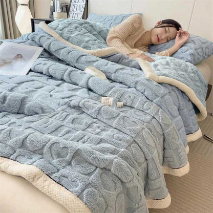 Plaid MILA Bleu – Polaire Douce à Motifs Cœur en Relief