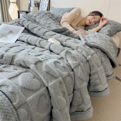 Plaid MILA Gris – Polaire Douce à Motifs Cœur en Relief