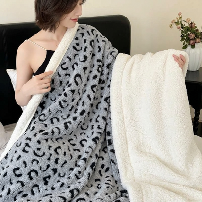 Plaid ZOÉ Gris – Polaire Douce à Motif Léopard