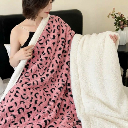 Plaid ZOÉ Rose – Polaire Douce à Motif Léopard