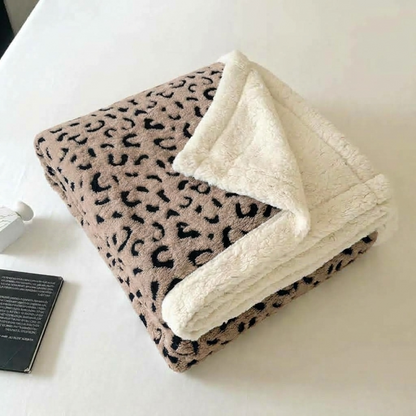 Plaid ZOÉ Taupe – Polaire Douce à Motif Léopard