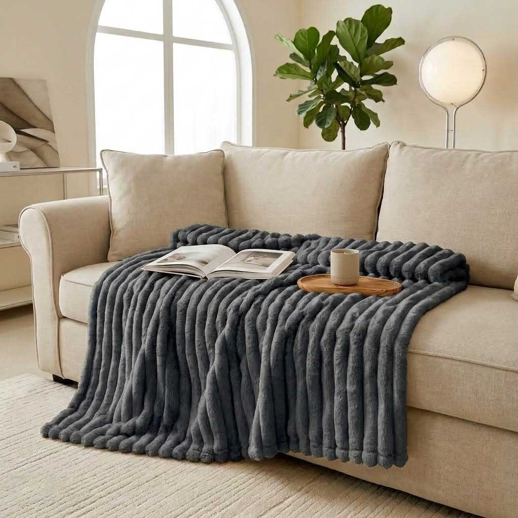 Plaid LOVA Gris – Fausse Fourrure Côtelée Douce et Épaisse
