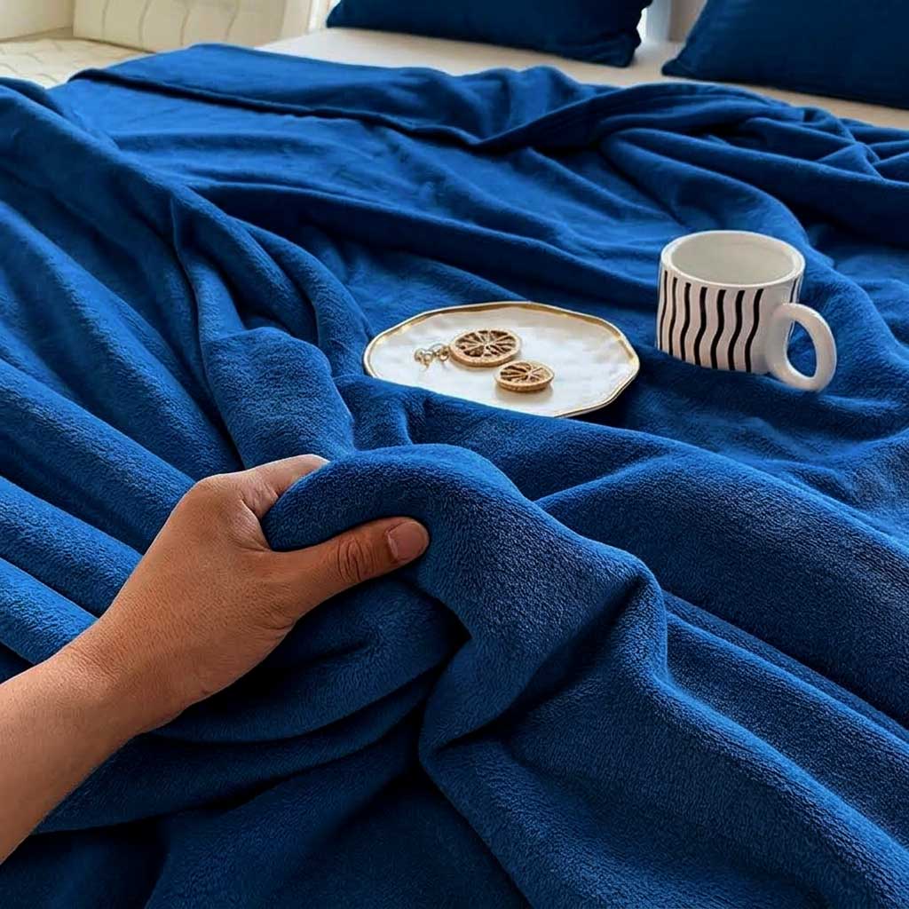 Plaid SÉLIA Marine – Flanelle Douce et Légère