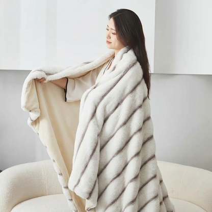 Plaid ROMY Blanc – Fausse Fourrure Moelleuse à Relief Rayé