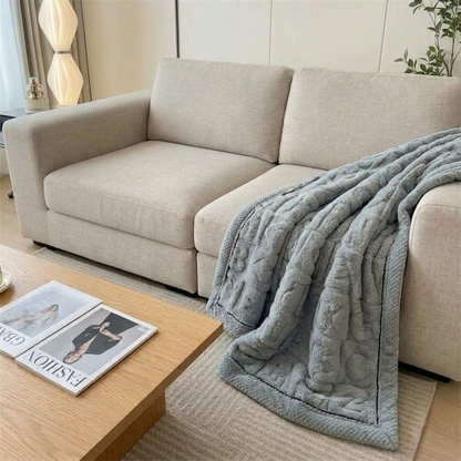 Plaid MILA Gris – Polaire Douce à Motifs Cœur en Relief