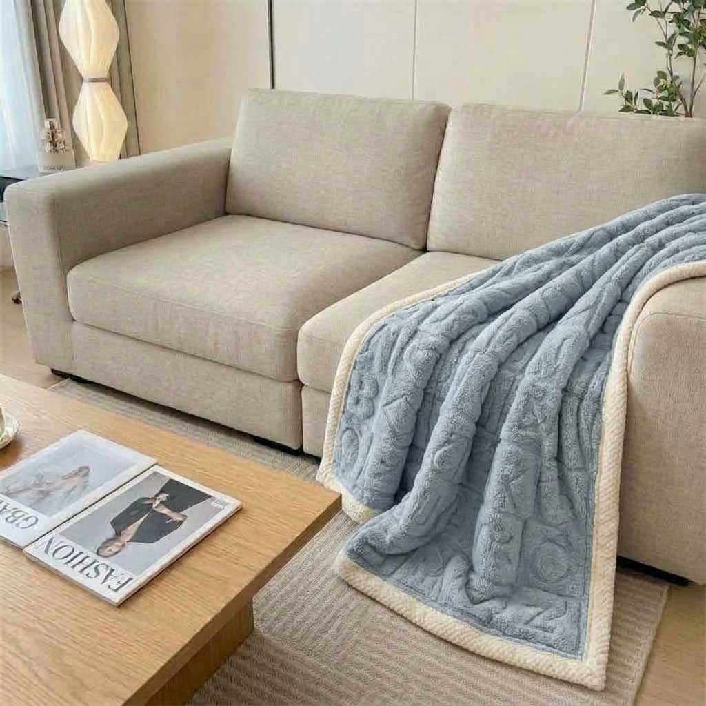 Plaid MILA Bleu – Polaire Douce à Motifs Cœur en Relief