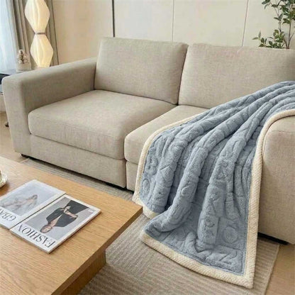 Plaid MILA Bleu – Polaire Douce à Motifs Cœur en Relief