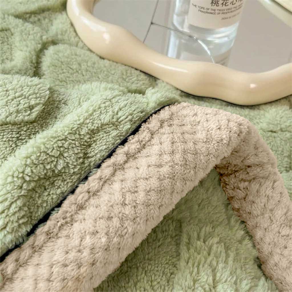 Plaid MILA Vert – Polaire Douce à Motifs Cœur en Relief