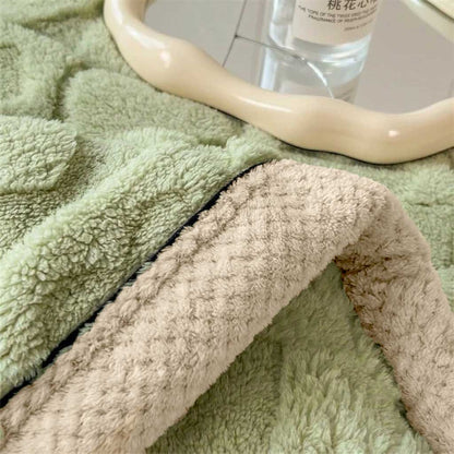Plaid MILA Vert – Polaire Douce à Motifs Cœur en Relief