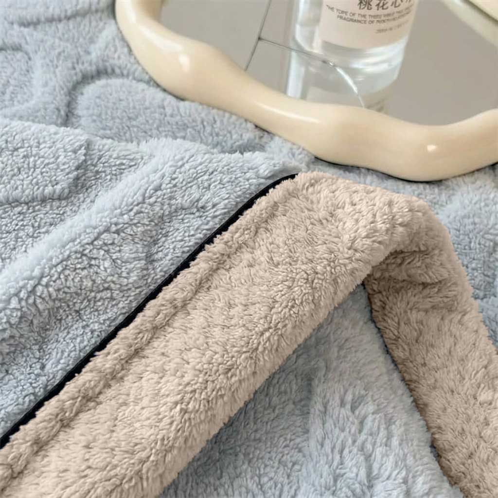 Plaid MILA Bleu – Polaire Douce à Motifs Cœur en Relief