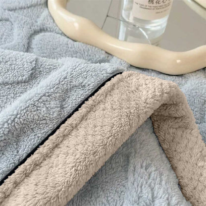 Plaid MILA Bleu – Polaire Douce à Motifs Cœur en Relief