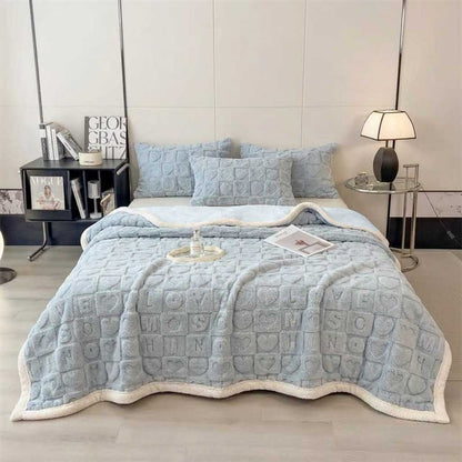 Plaid MILA Bleu – Polaire Douce à Motifs Cœur en Relief