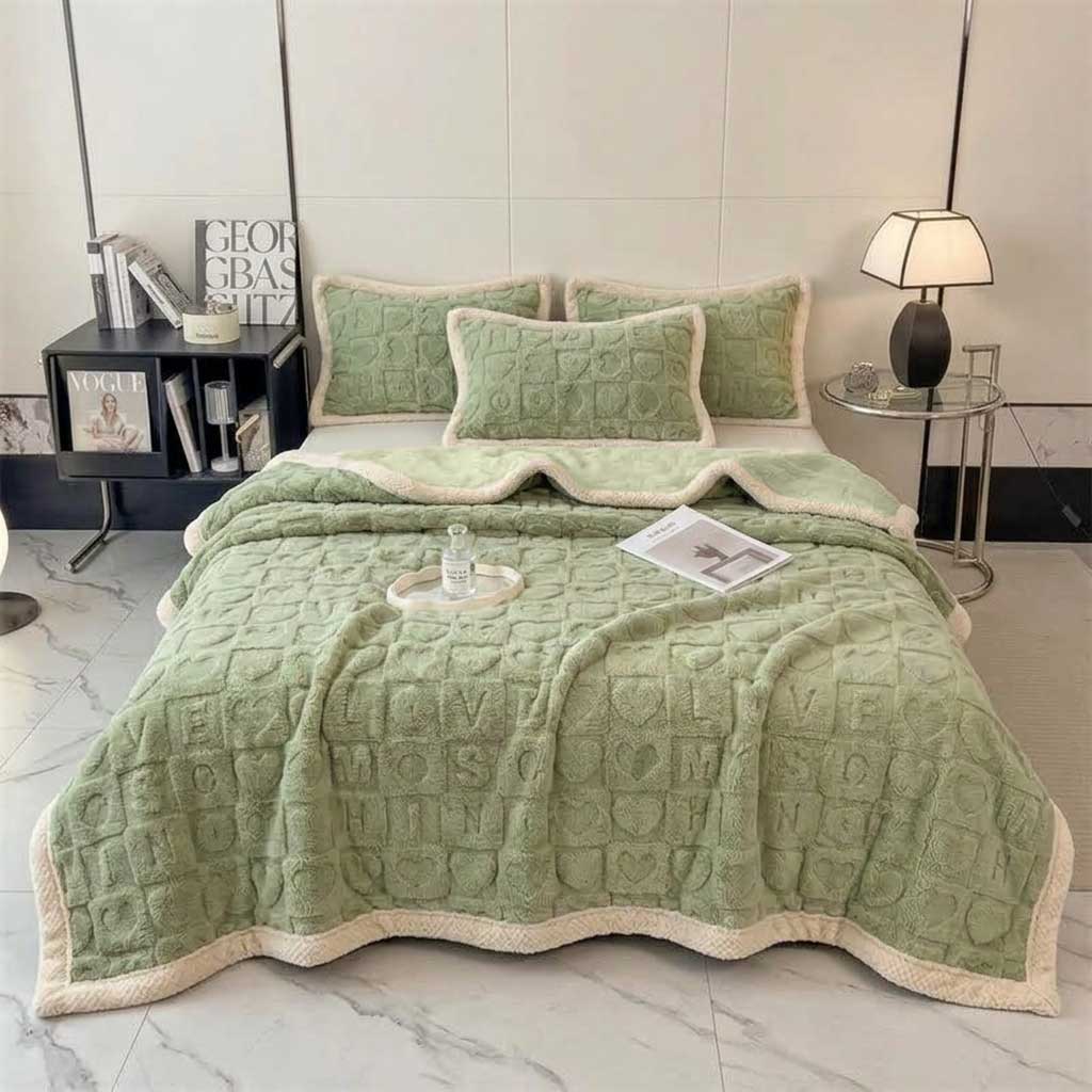 Plaid MILA Vert – Polaire Douce à Motifs Cœur en Relief