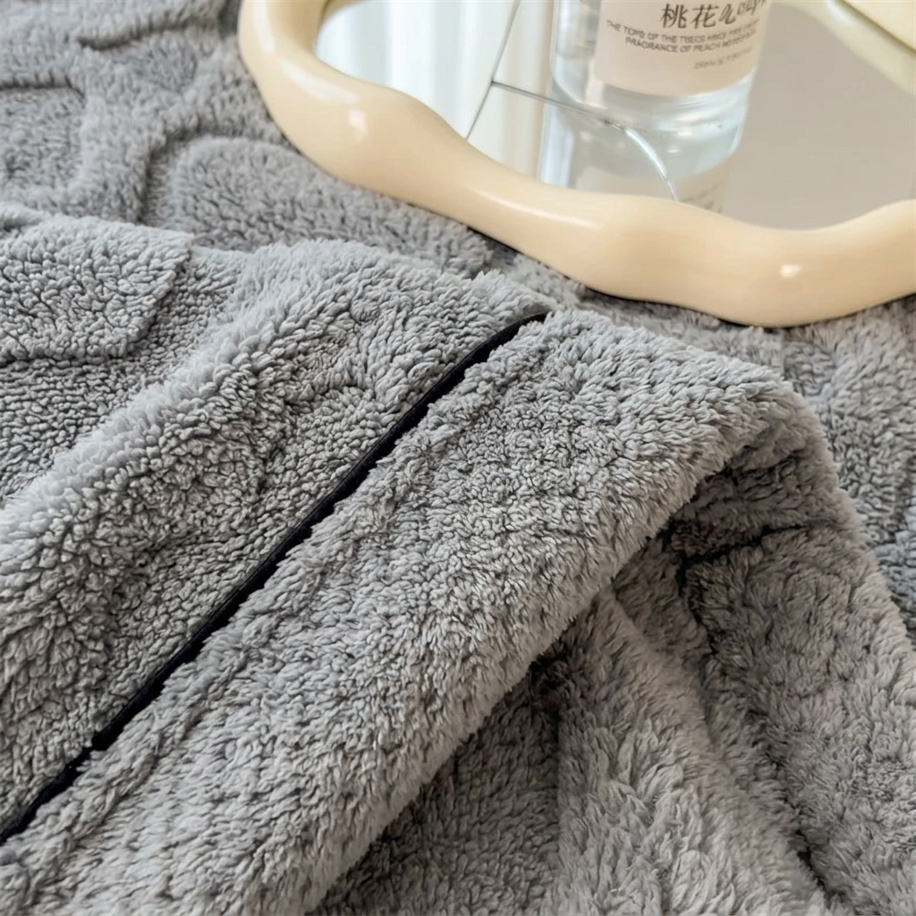 Plaid MILA Gris – Polaire Douce à Motifs Cœur en Relief