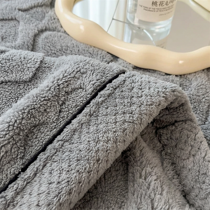 Plaid MILA Gris – Polaire Douce à Motifs Cœur en Relief