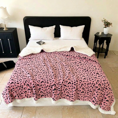 Plaid ZOÉ Rose – Polaire Douce à Motif Léopard