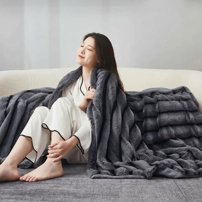 Plaid ROMY Anthracite – Fausse Fourrure Moelleuse à Relief Rayé